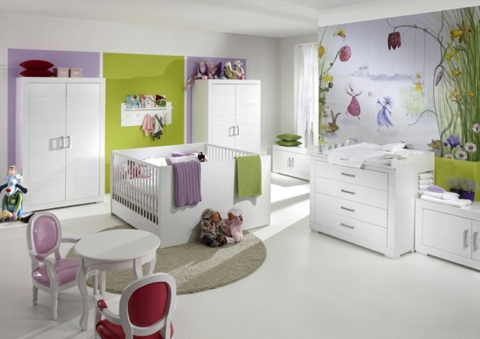 babyzimmer-komplett-einrichten-babyzimmer-tapete-runder-plüschteppich-weißer-boden-grüne-wand-roter-lederstuhl