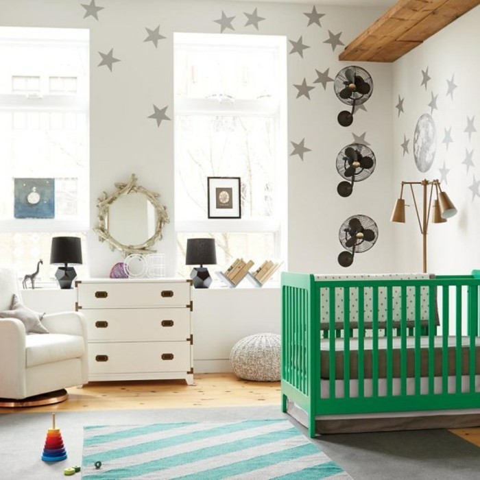 babyzimmer-komplett-grünes-babybett-holz-musterteppich-holzboden-babyzimmer-tapete-runder-spiegel-sessel-weiß