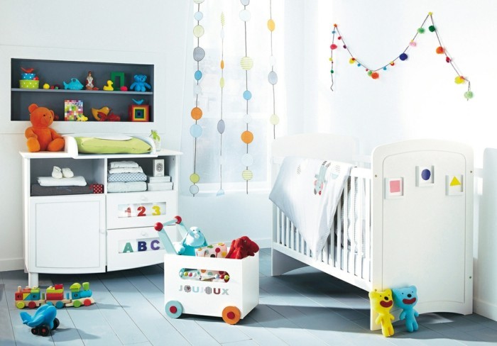 babyzimmer-komplett-holzboden-hellblau-möbel-babybzimmer-weiß-wanddeko-girlande