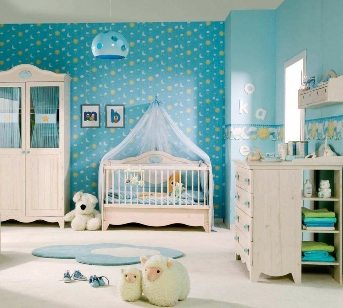babyzimmer-komplett-jungen-kinderzimmer-blaue-babyzimmer-tapete-holzmöbel-blauer-plüschteppich
