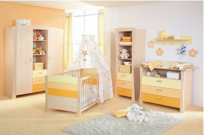 babyzimmer-komplett-orange-gelb-weißer-teppich-plüschteppich-hellorange-holzmöbel