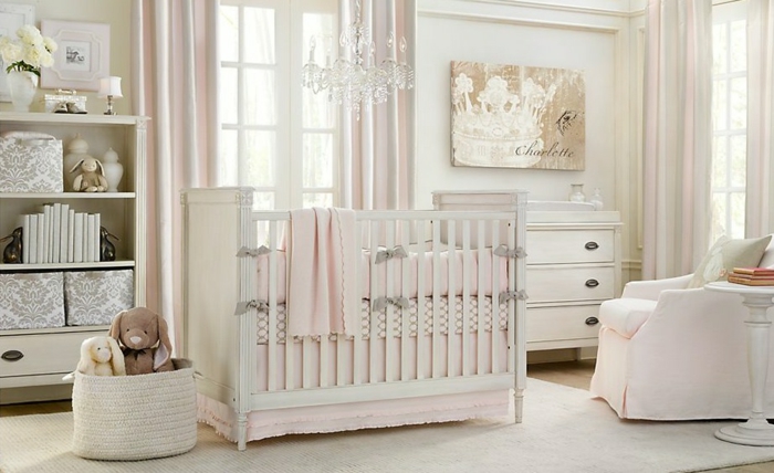 babyzimmer-komplett-weiß-rosa-einrichtung-plüschteppich-weißer-runder-tisch-wandbild-spruch-kronleuchter-kristall