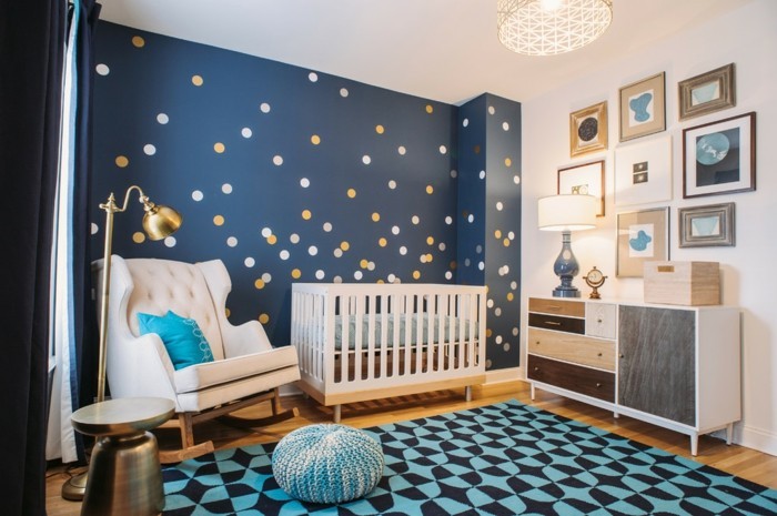babyzimmer-tapete-blau-punkten-musterteppich-jungen-kinderzimmer-runder-metalltisch