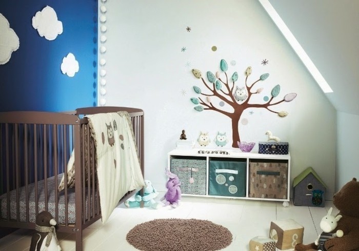 babyzimmer-tapete-coole-wanddeko-kinderzimmer-teppich-weißer-boden-babybett-dunklem-holz