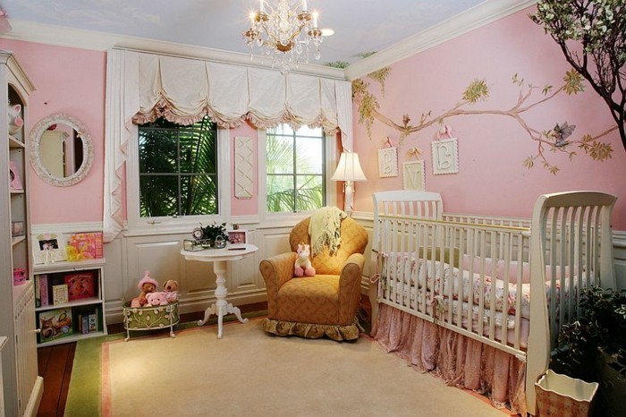 babyzimmer-wandgestaltung-rosa-wände-polstersessel-teppich-kurze-weiße-gardinen-runder-tisch