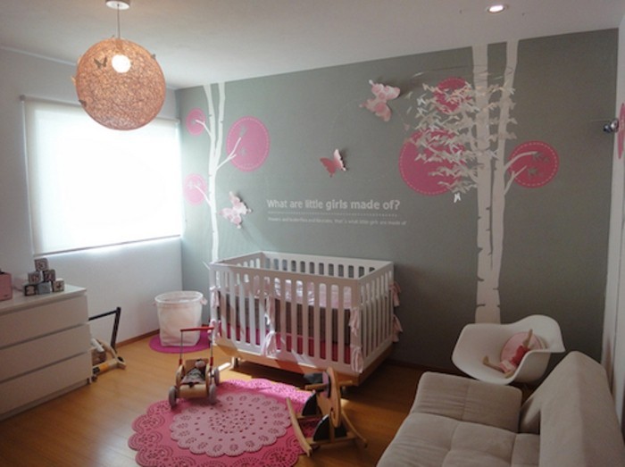 babyzimmer-wandgestaltungwandsticker-naturmotive-rosa-teppich-holzboden-polstersessel
