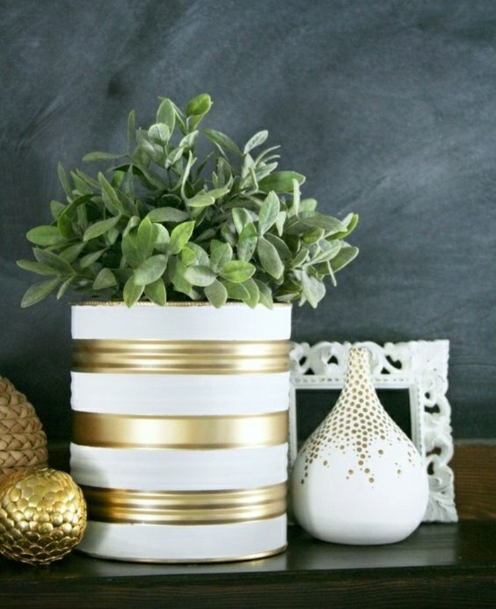 basteln-mit-konservendosen-blumentopf-in-weiss-und-gold-blume-vase-bilderrahmen-dekorationen