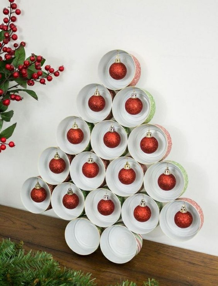 basteln-mit-konservendosen-weihnachtsbaum-aus-dosen-rote-weihnachtskugeln-vogelbeeren