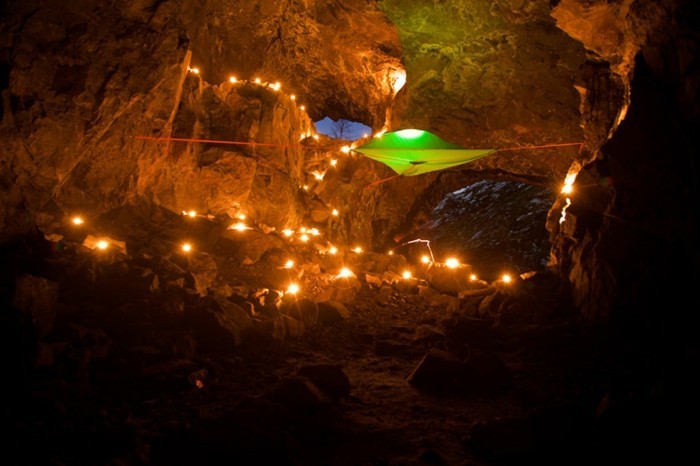baumzelt-und-lichte-in-der-höhle