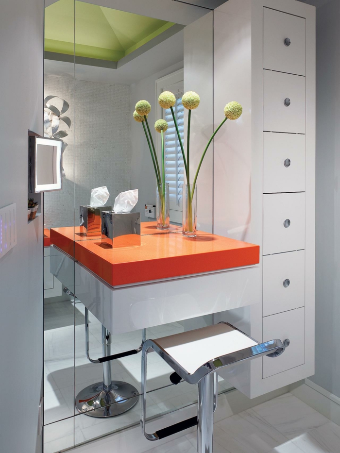 begehbarer-kleiderschrank-idee-fuer-beleuchtung-leuchtender-spiegel-kleiner-schminktisch-orange-mit-deko-blumen