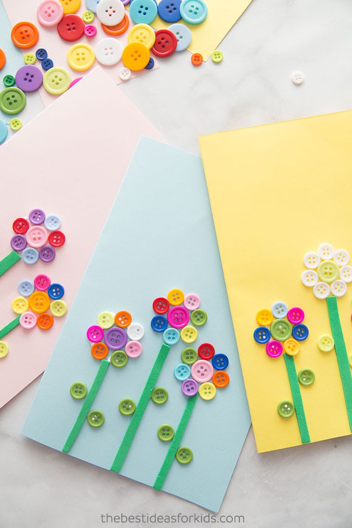 Blumen basteln Kinder mit bunten Knöpfen, DIY Karten zum Muttertag