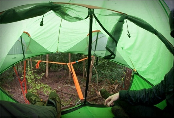 ein-schönes-und-grünes-campingzelt-im-wilden-wald