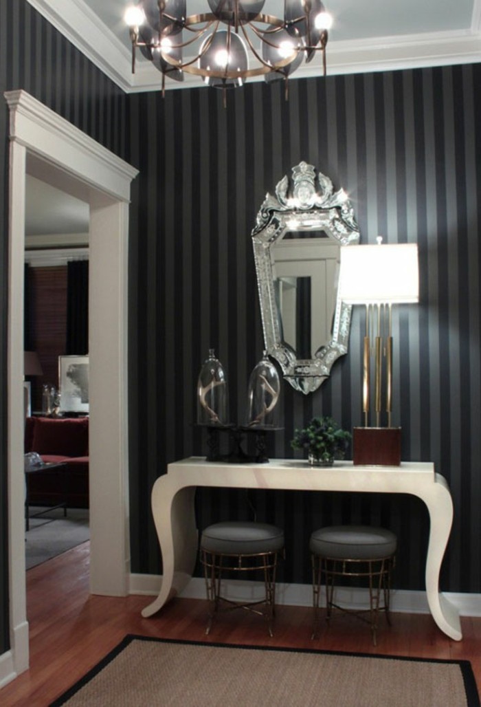 flur-tapezieren-auf-streifen-in-schwarzer-farbe-antiker-spiegel