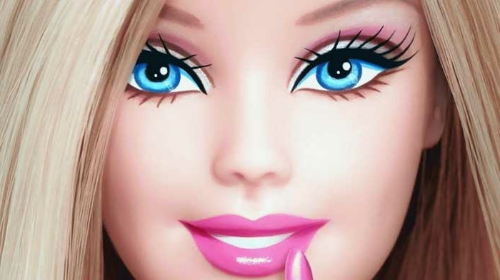 geschminkte-augen-barbie-look-selber-schaffen-zu-hause-mit-freundinnen-grosse-augen-volle-lippen