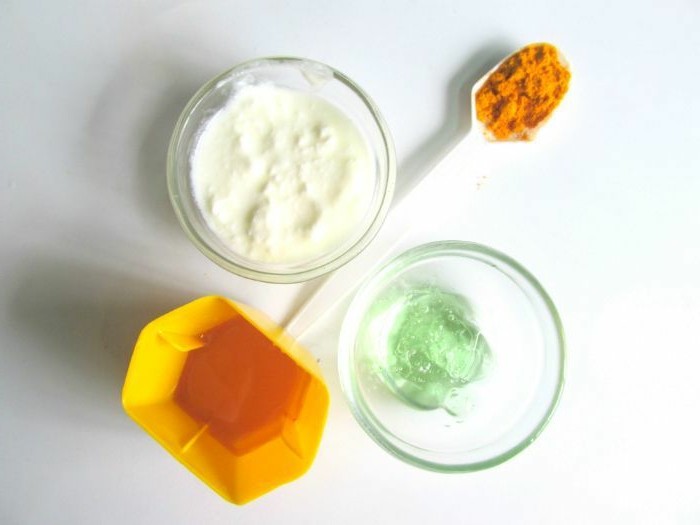 gesichtsmaske-selber-machen-glaschale-jogurt-plastiklöffel-honig-gesicht