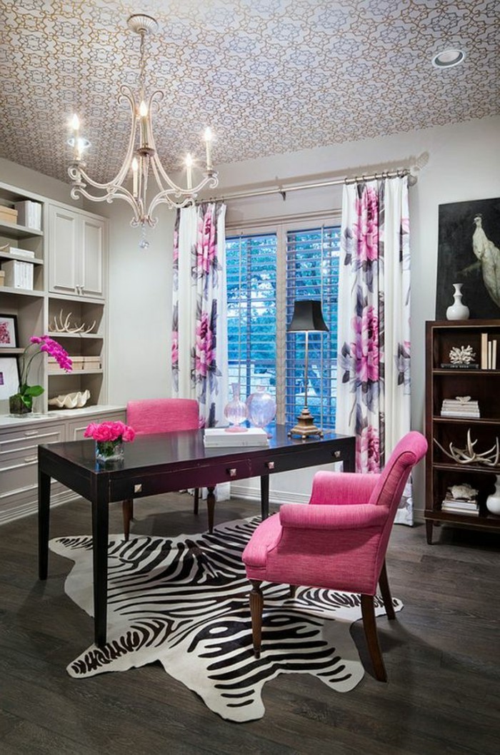 hembuero-rosa-stuhl-schreibtisch-teppich-kronleuchter-gardinen-blumen-schrank