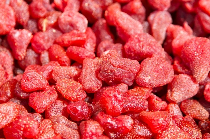 hier-sind-rote-gefriergetrocknete-erdbeeren