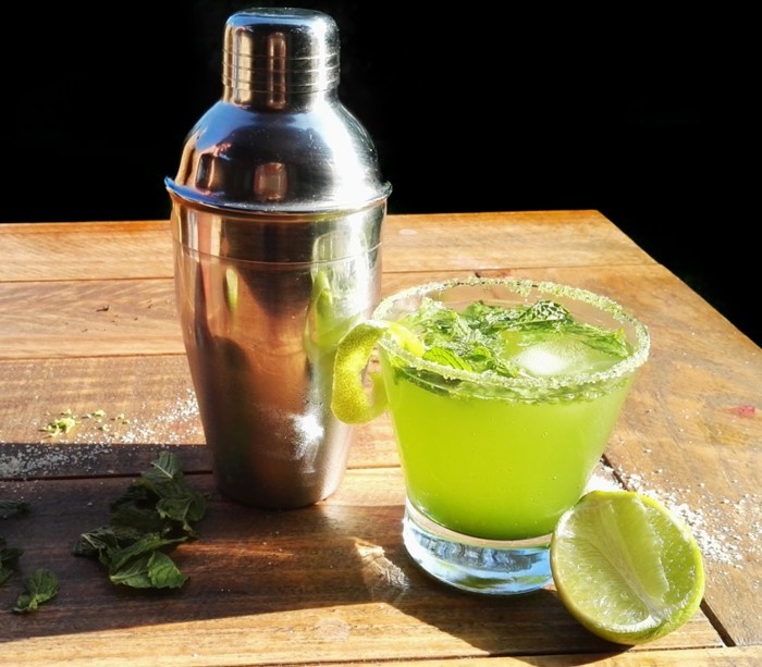 innovative-rezepte-mit-matcha-shaker-shake-alkohol-mit-matcha-limette-und-zucher-genussvolle-momente