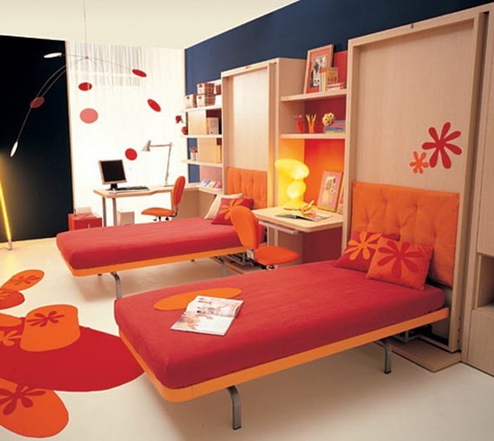 kinderzimmer-farben-mädchen-orange-rot-zwei-schreibtische-schreibtischlampen-teppich