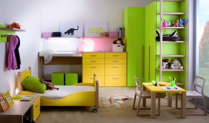 kinderzimmer-ideen-grüner-kleiderschrank-gelbe-kommode-gelbes-bett-rädern-holztisch-holzstühle