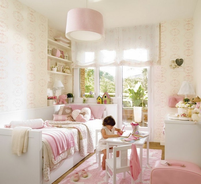 kinderzimmer-ideen-kleine-mädchen-pink-gestaltet-pinker-teppich-parkettboden-balkon-weiße-gardinen