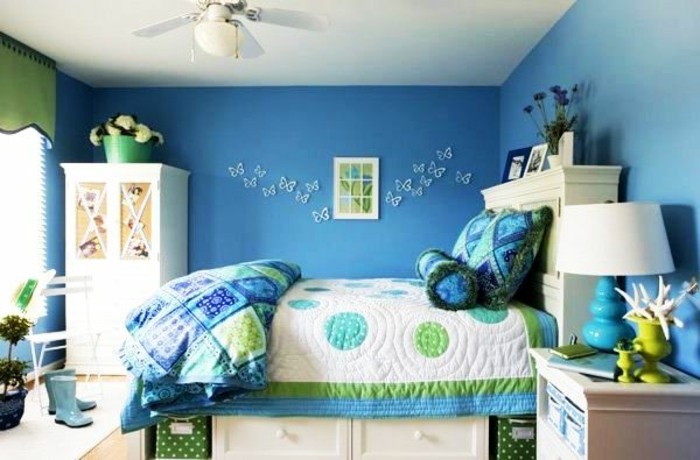 kinderzimmer-komplett-blau-doppelbett-bettkasten-blaue-bettlacken-weißer-schrank-ventilator-wanddeko