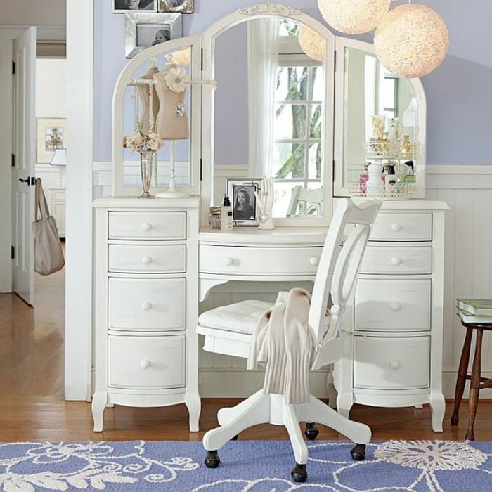 kinderzimmer-möbel-schminktisch-set-spiegel-drehstuhl-blauer-musterteppich-parkettboden-blau-lila-wand