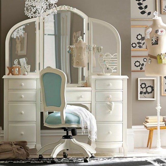 kinderzimmeräfür-mädchen-schminktisch-spiegel-drehstuhl-weißes-polsterstuhlh-hellblau-teppich-wanddeko