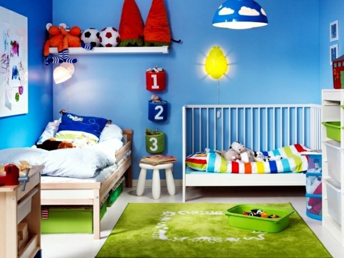 kleinkind-zimmer-holzbett-babybett-ohne-sicherheitsgitter-babzbett-sofa-grüner-teppich-blaue-wand