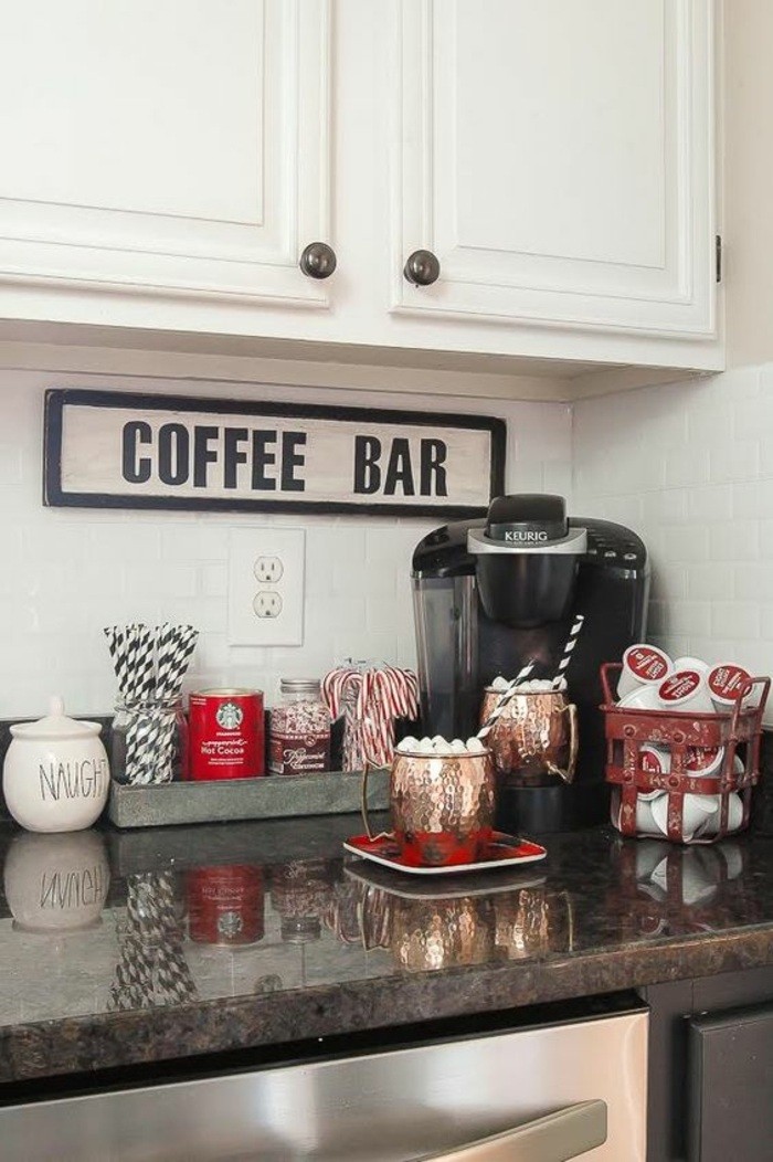küche-dekorieren-weißer-schrank-kaffeemaschine-wanddeko-teller-behälter-tassen