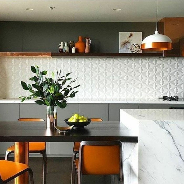 küche-dekorieren-weißer-wandpaneel-orange-stühle-grüne-pflanze-vasen-lampe-obst