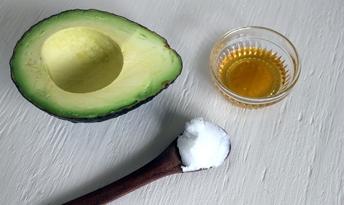 masken-selber-machen-avocado-honig-schale-löffel-diy-gesundheit-obst