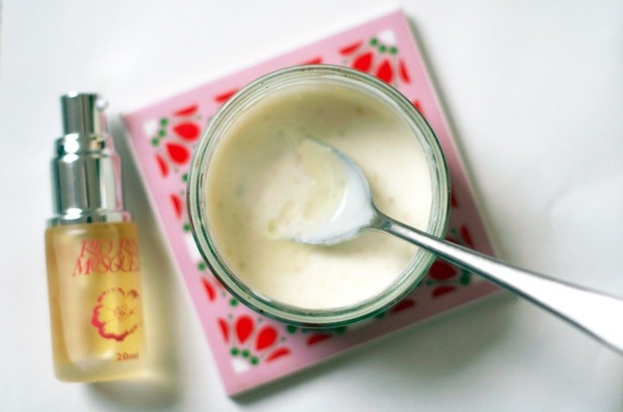 masken-selber-machen-glaschale-löffel-diy-gescht-oil-jogurt-essunterlage