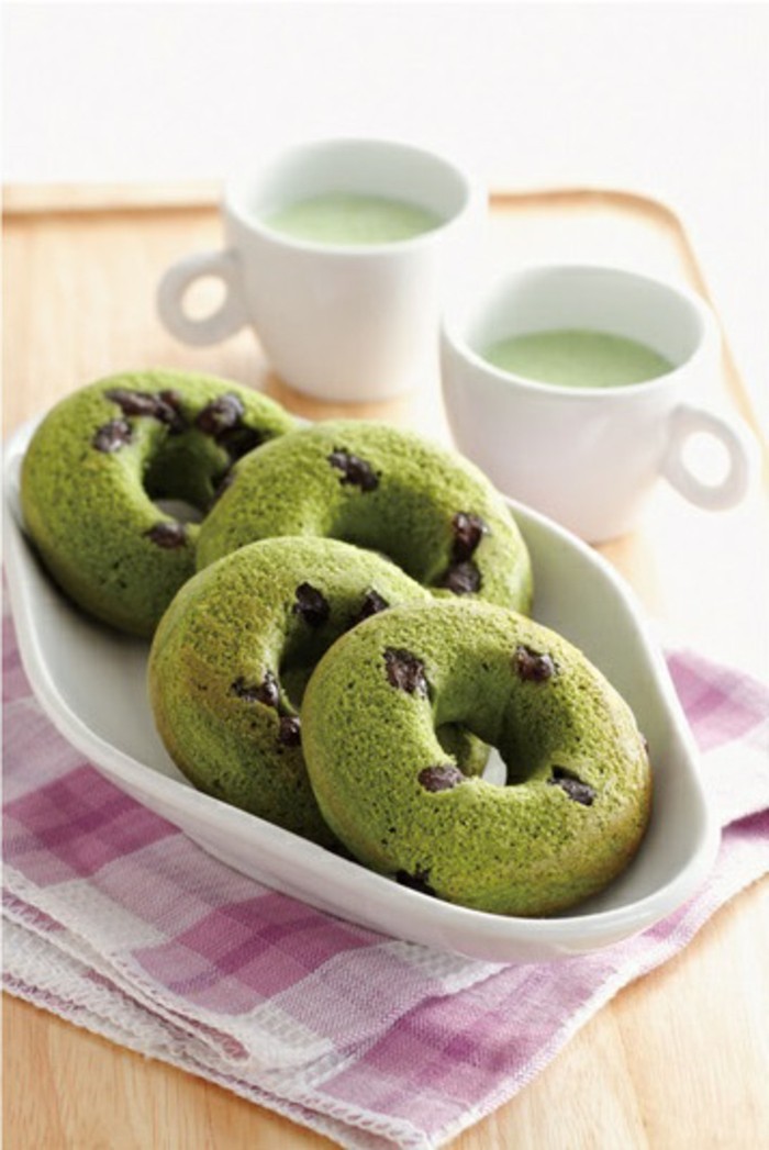 matcha-rezepte-gruene-kekse-ringe-aus-matcha-und-schokolade-milch-tolle-servietten-in-lila-und-weiss