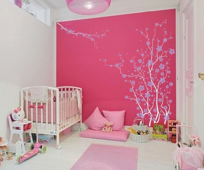 mädchen-kinderzimmer-rosa-wand-wandsticker-blumenmotive-babybett-rädern