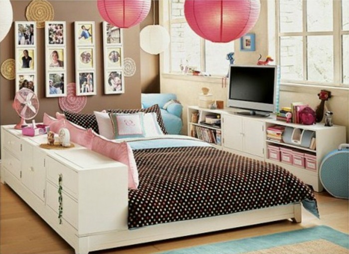 mädchenzimmer-für-zwei-doppelbett-wanddekorationen-runde-papierkronleuchter-pink-fernseher-fotocollage