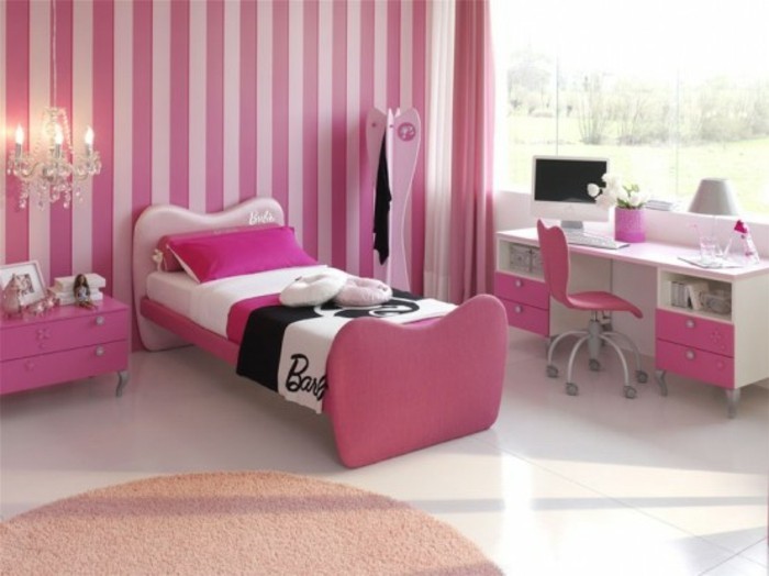 mädchenzimmer-pink-gestreifte-tapete-großes-fenster-schreibtisch-pink-drehstuhl-pink-weißer-boden