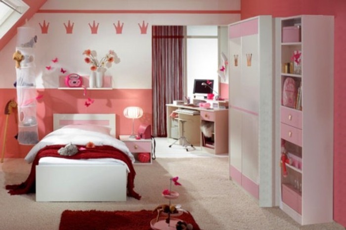 mädchenzimmer-pink-rote-akzente-weißer-holzboden-teppich-beige-großer-kleiderschrank-roter-teppich