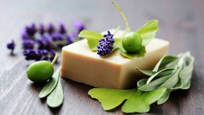 naturseife-mit-lavendel-und-gruenen-oliven