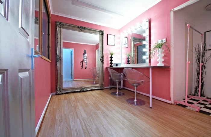 regalsysteme-kleiderschrank-in-rosa-grosser-spiegel-staender-dekoideen-ankleidezimmer-fuer-frauen
