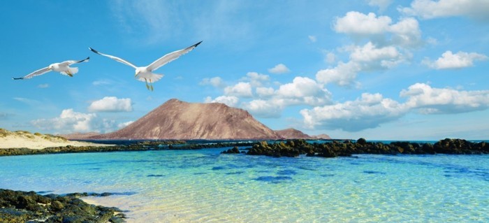 reise-nach-fuertaventura-tolle-ausblicke-auf-wasser-see-ozean-karibik-smaragdgruen-wasser-schoenes-bild