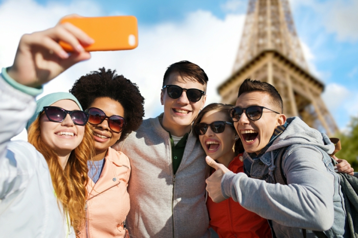 reise-nach-paris-mit-den-besten-freunden-fuenf-jugendlichen-machen-selfies-zusammen