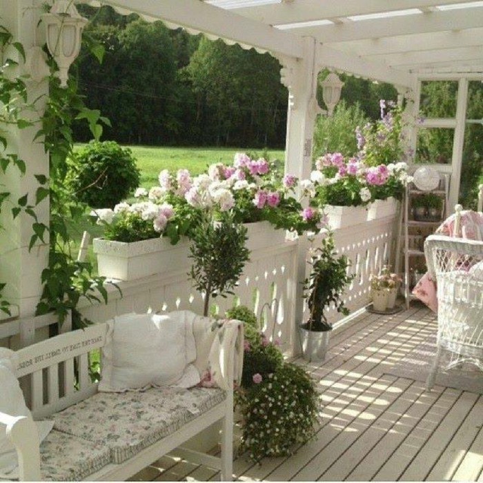 romantische-veranda-landhausstil-schöne-blumen