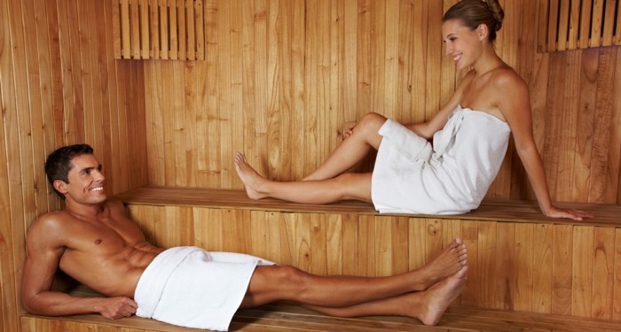 sauna-zuhause-haben-wellness-fuer-zwei-romantik-in-den-eigenen-vier-waenden-liebe-sauna-tuch-frau-mann