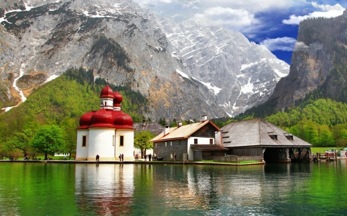 schoene-orte-in-deutschland-gebirge-kirche-rote-decke-hotel-see-berchtesgaden-aussicht