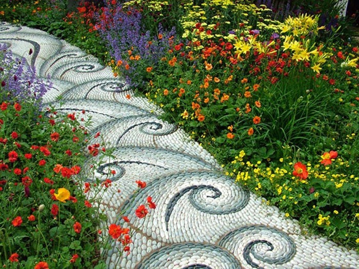schöne-gärten-mit-steinweg-deko-mit-steinen-bunte-blumen