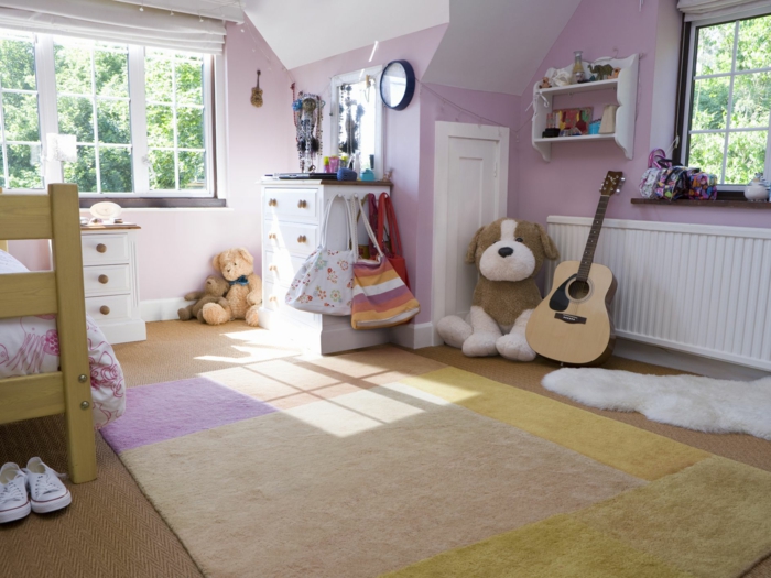 spielzimmer ideen kinderzimmer einrichten breites kinderzimmer für mädchen rosa holz bodedekung teppich
