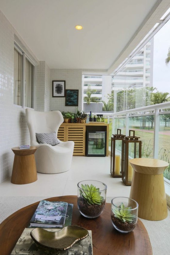 terrassengestaltung-ideen-runder-tisch-glasvasen-mit-grünen-pflanzen-bilder-weißer-stuhl