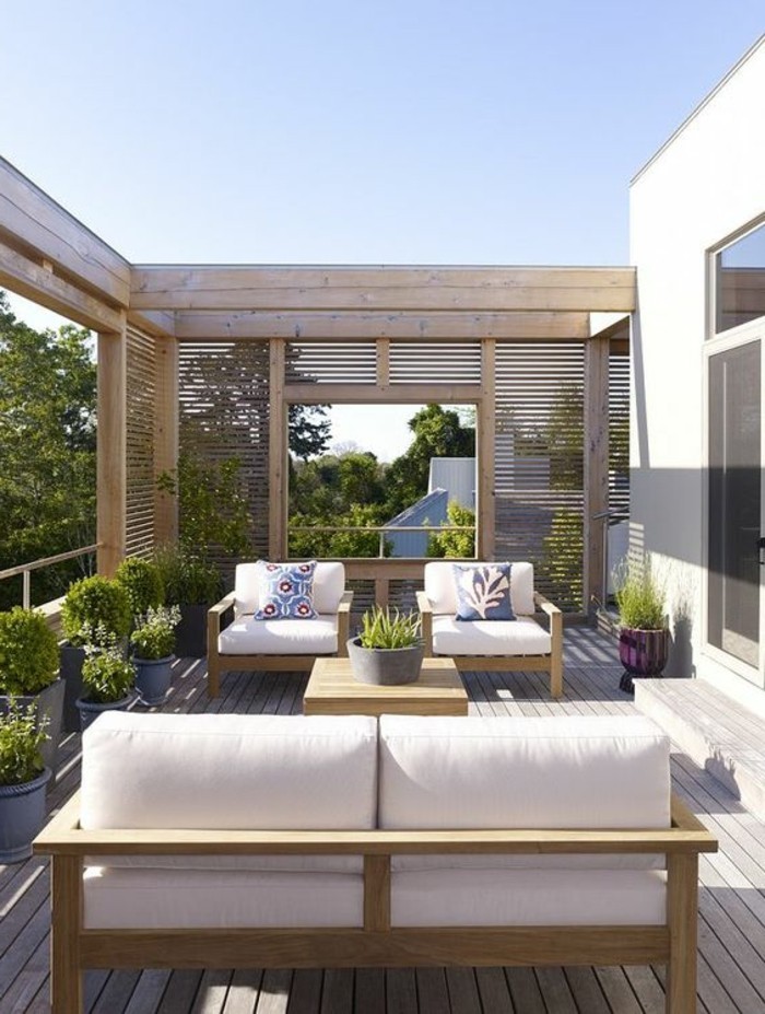 terrassengestaltung-ideen-sofa-sessel-grpne-pflanzen-boden-aus-holz-bäume-kissen