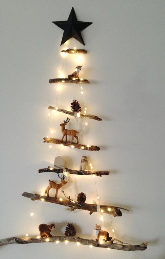treibholz-wanddeko-weihnachtsbaum-aus-holz-mit-kleinen-figuren-schwarzer-stern-tannenzapfen